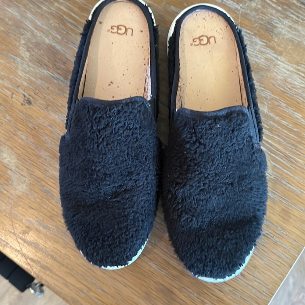 UGG slides size 9